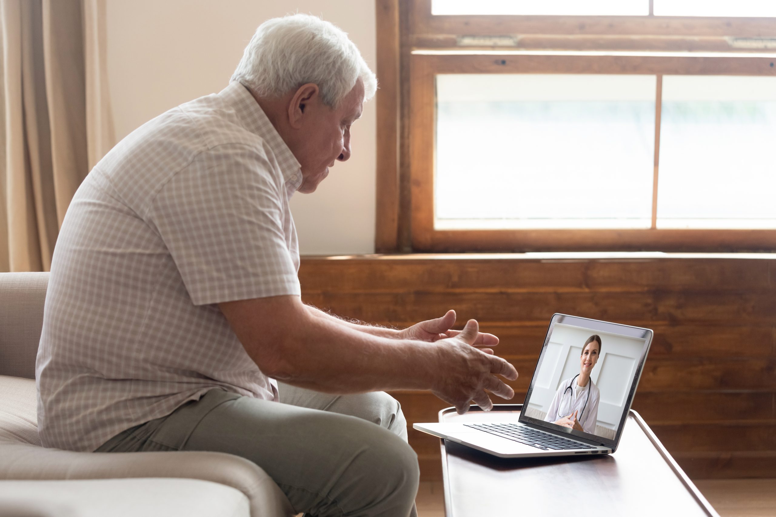 Hombre y médico en telemedicina - Infocate, actualidad sobre tecnología en Iberoamérica